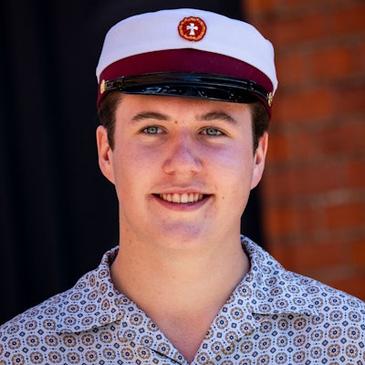 Kronprinz Christian von Dänemark posiert für ein Foto, nachdem er sein Abitur am Ordrup Gymnasium in Kopenhagen bestanden hat.