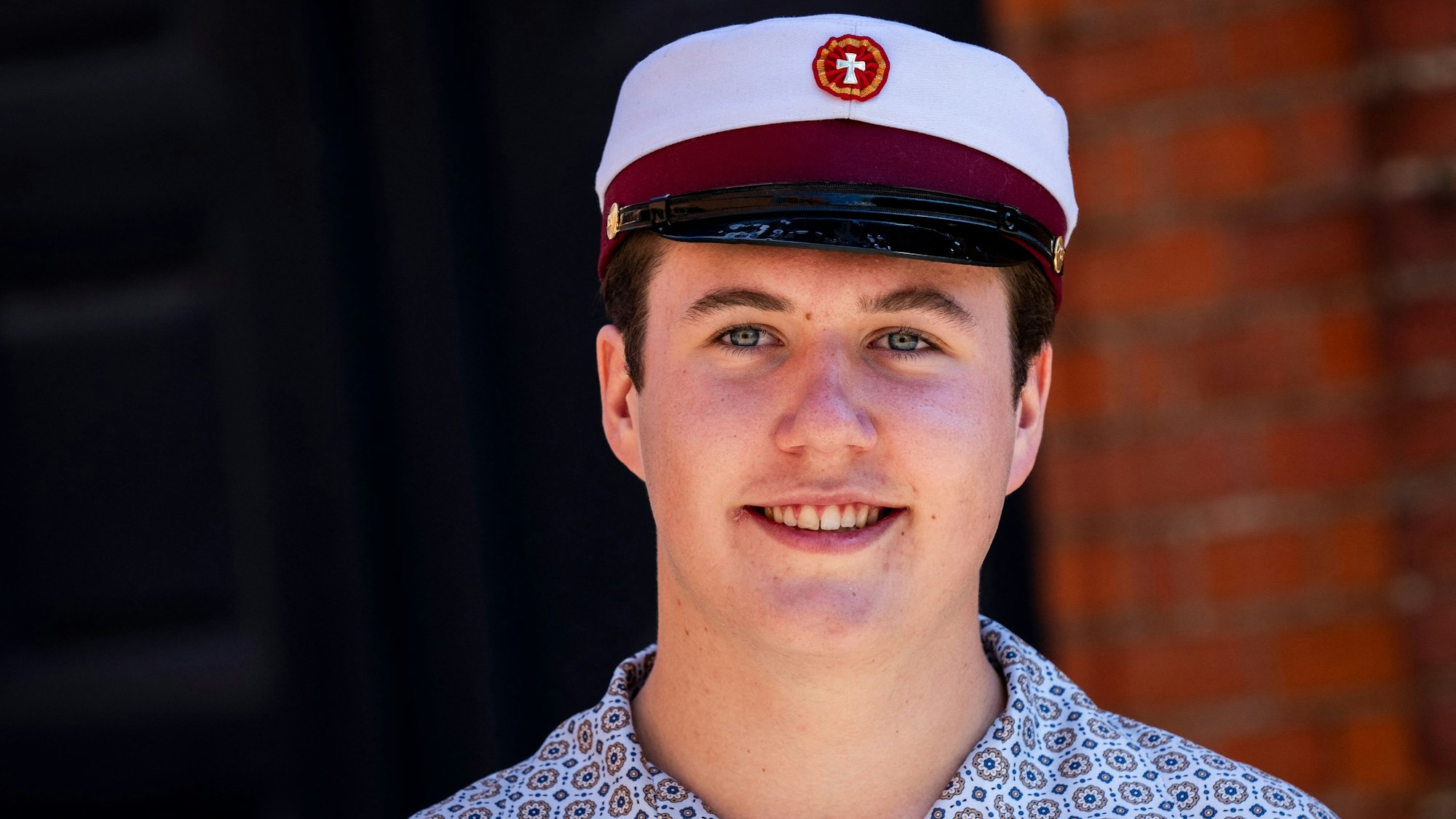 Kronprinz Christian von Dänemark posiert für ein Foto, nachdem er sein Abitur am Ordrup Gymnasium in Kopenhagen bestanden hat.