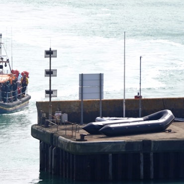 03.09.2024, Großbritannien, Dover: Eine Gruppe von Menschen wird nach einem Zwischenfall mit einem kleinen Boot im Ärmelkanal an Bord des RNLI-Rettungsboots Dungeness nach Dover (Kent) gebracht.