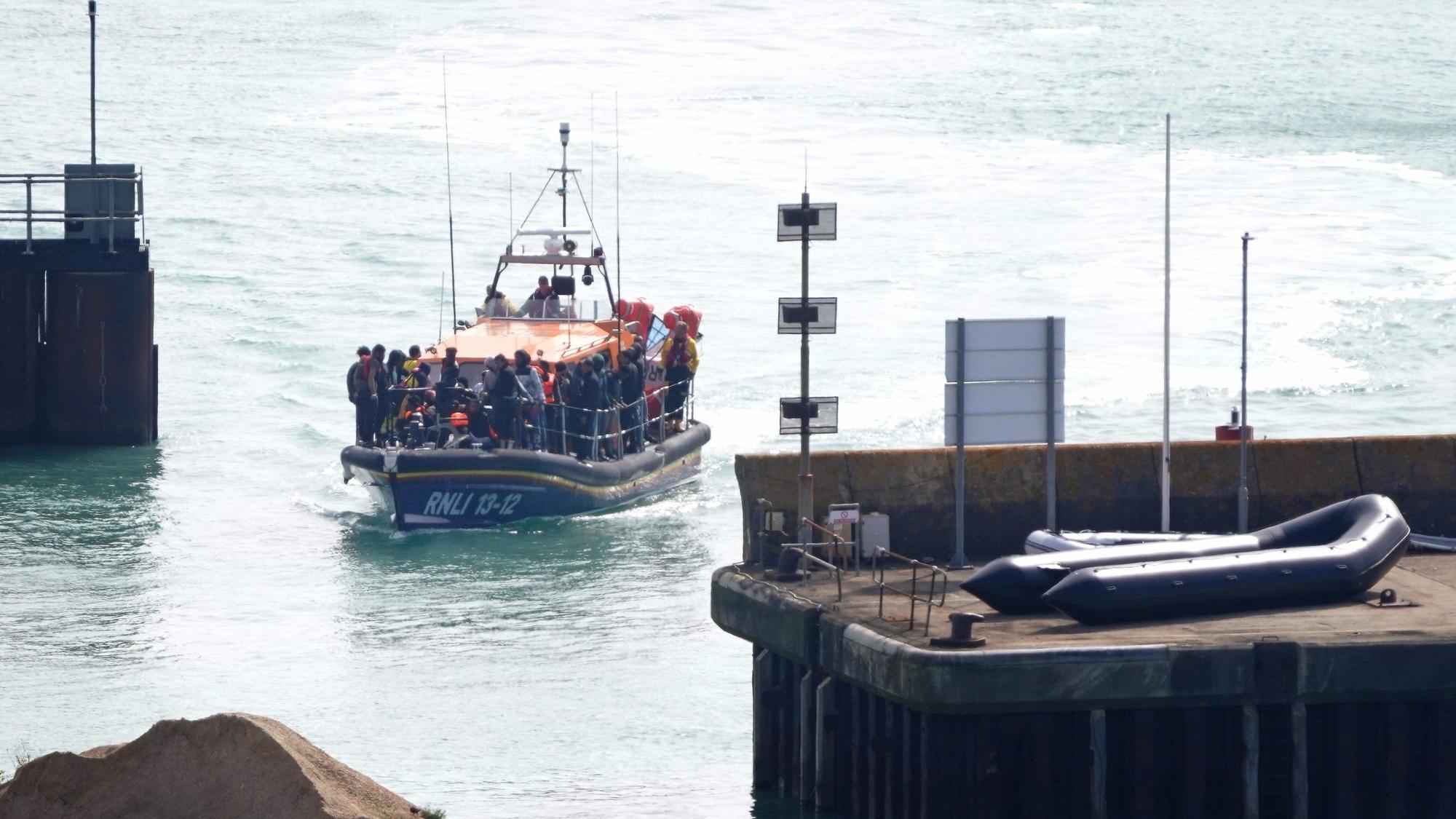 03.09.2024, Großbritannien, Dover: Eine Gruppe von Menschen wird nach einem Zwischenfall mit einem kleinen Boot im Ärmelkanal an Bord des RNLI-Rettungsboots Dungeness nach Dover (Kent) gebracht.