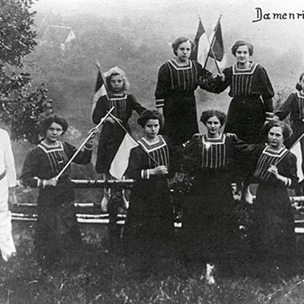 Die Damenriege des TV Witzhelden im Jahr 1911.