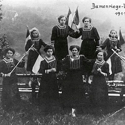 Die Damenriege des TV Witzhelden im Jahr 1911.