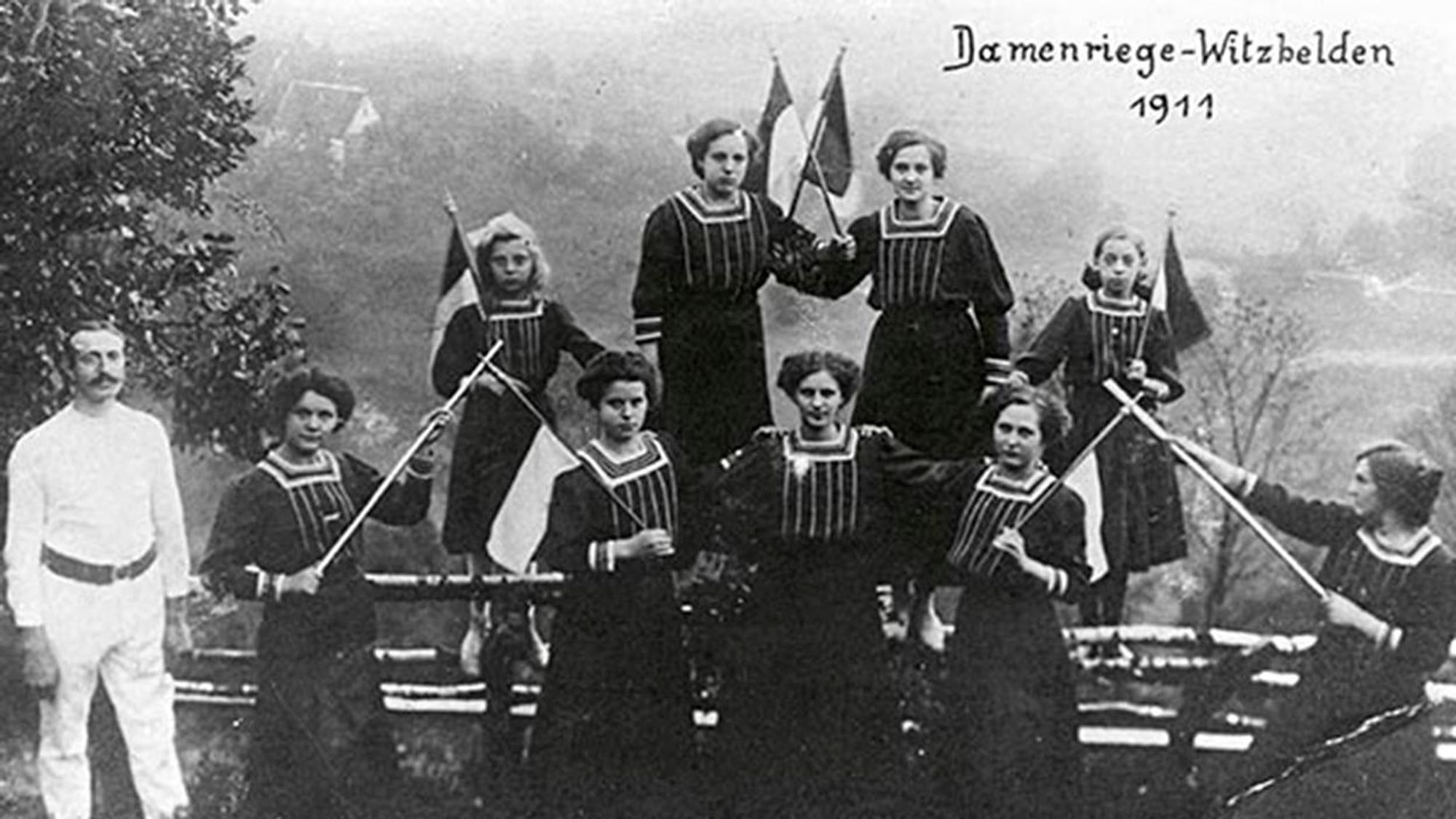 Die Damenriege des TV Witzhelden im Jahr 1911.