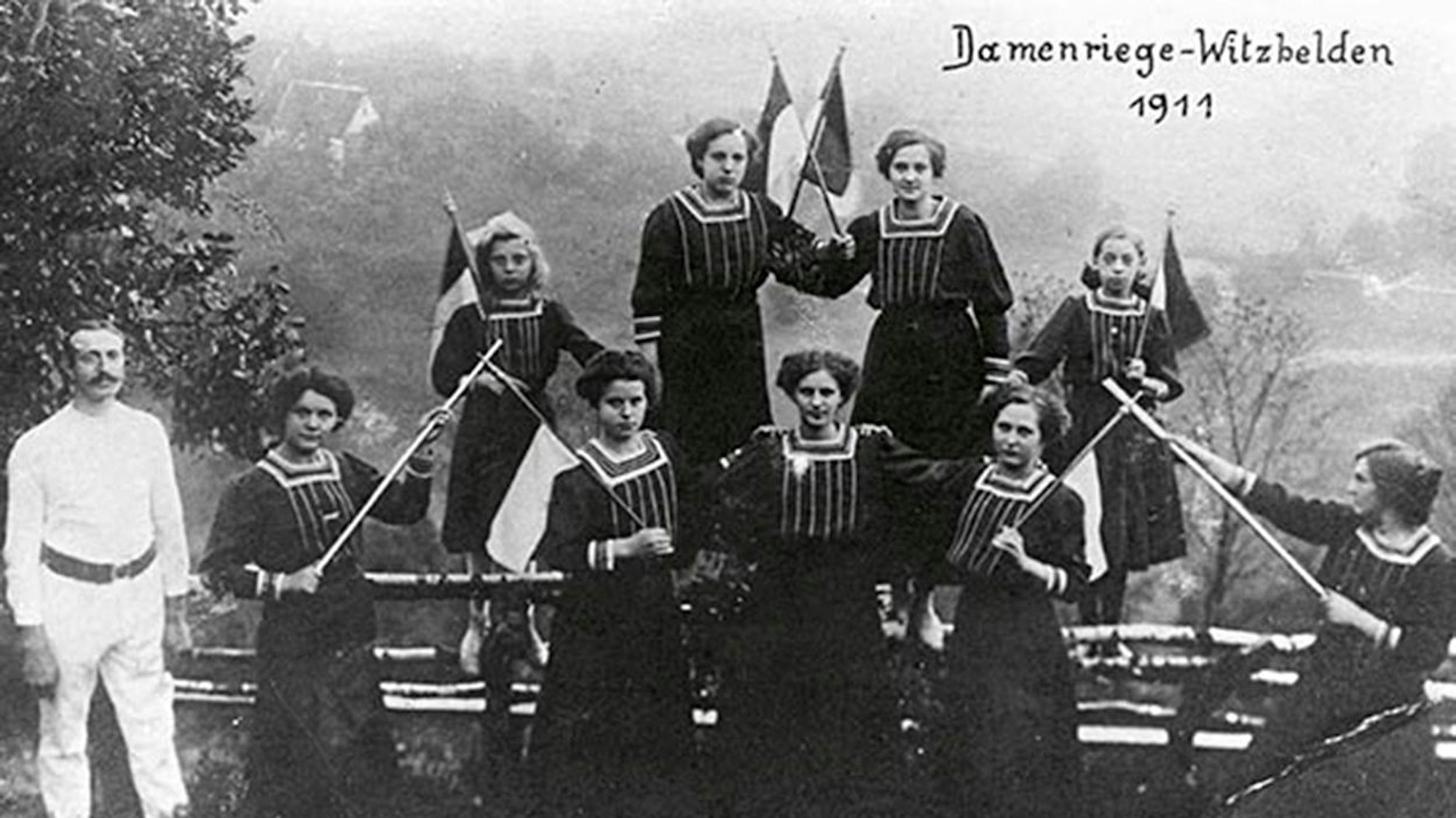 Die Damenriege des TV Witzhelden im Jahr 1911.