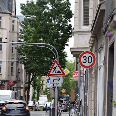 Grüne, Linke und die Partei wollten die Stadt auffordern, Tempo 30 überall im Bezirk Mülheim einzuführen, wo es möglich ist. Der Antrag wurde abgelehnt.