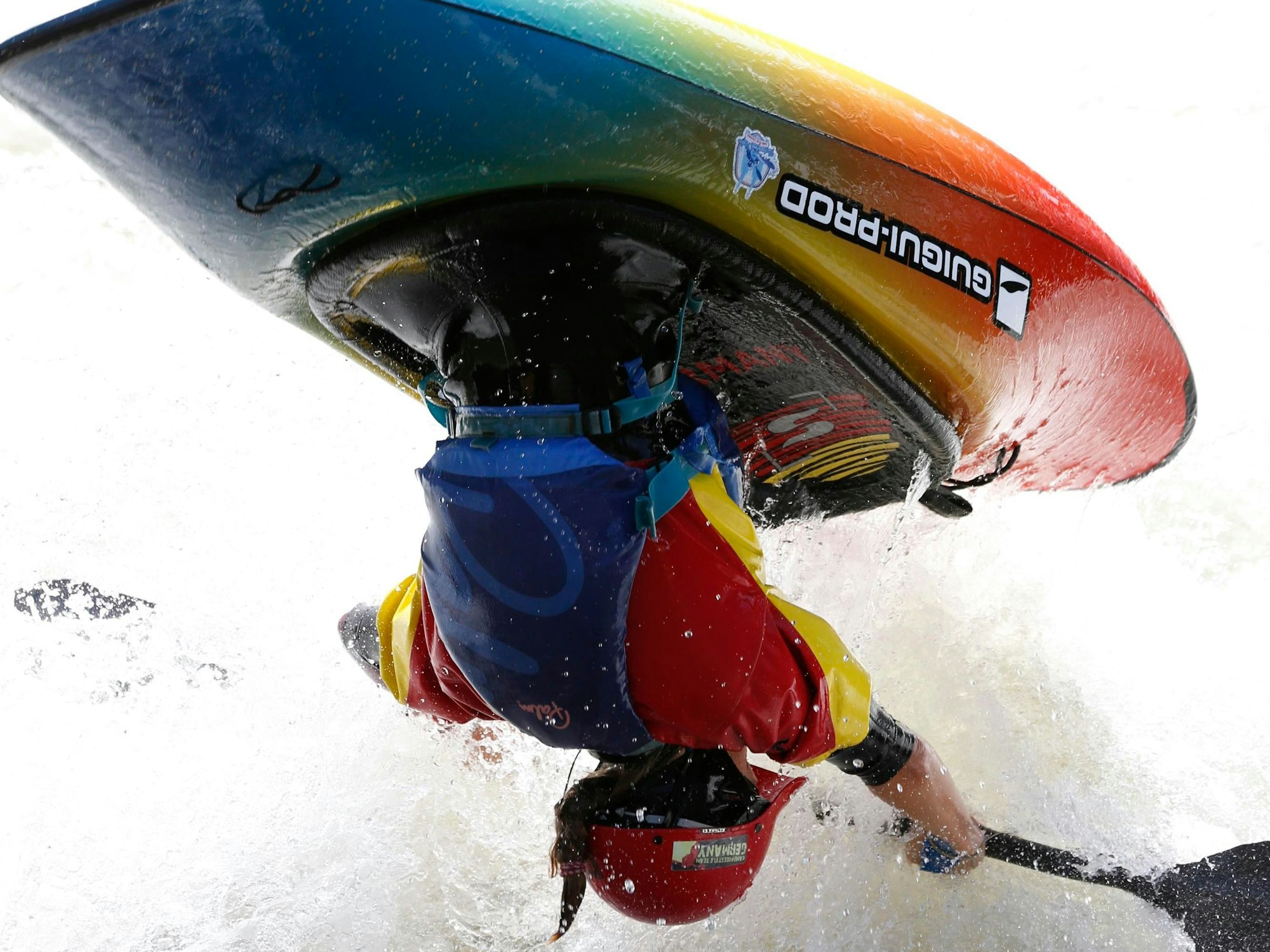 Die Porzer Kanutin Naya Daruwala mit einem Trick bei der Kanu-Freestyle-Europameisterschaft in Graz.