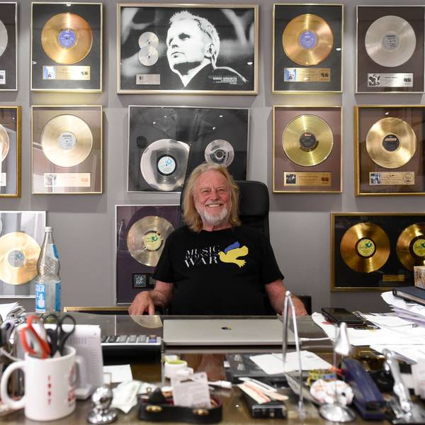 Zu sehen ist Dieter Dierks vor vielen goldenen Schallplatten.