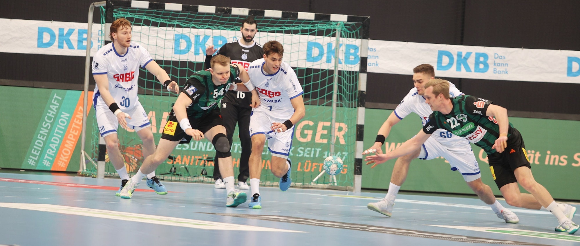 Die Gummersbacher Abwehr kämpft mit den Angreifern des TSV Hannover-Burgdorf um den Ball.