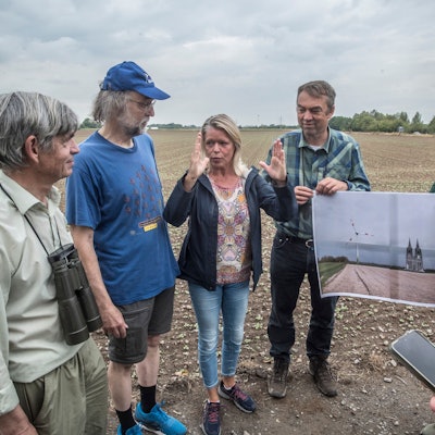 Das Windrad neben dem Buschbergsee soll höher werden als der Kölner Dom, erklären Jörg Baade (v.l.), Hans-Martin Kochanek, Stefanie Bias, Roger Briesewitz und Wolfgang Heep bei einer gemeinsamen Pressekonferenz des Nabu aus Monheim und Leverkusen.
