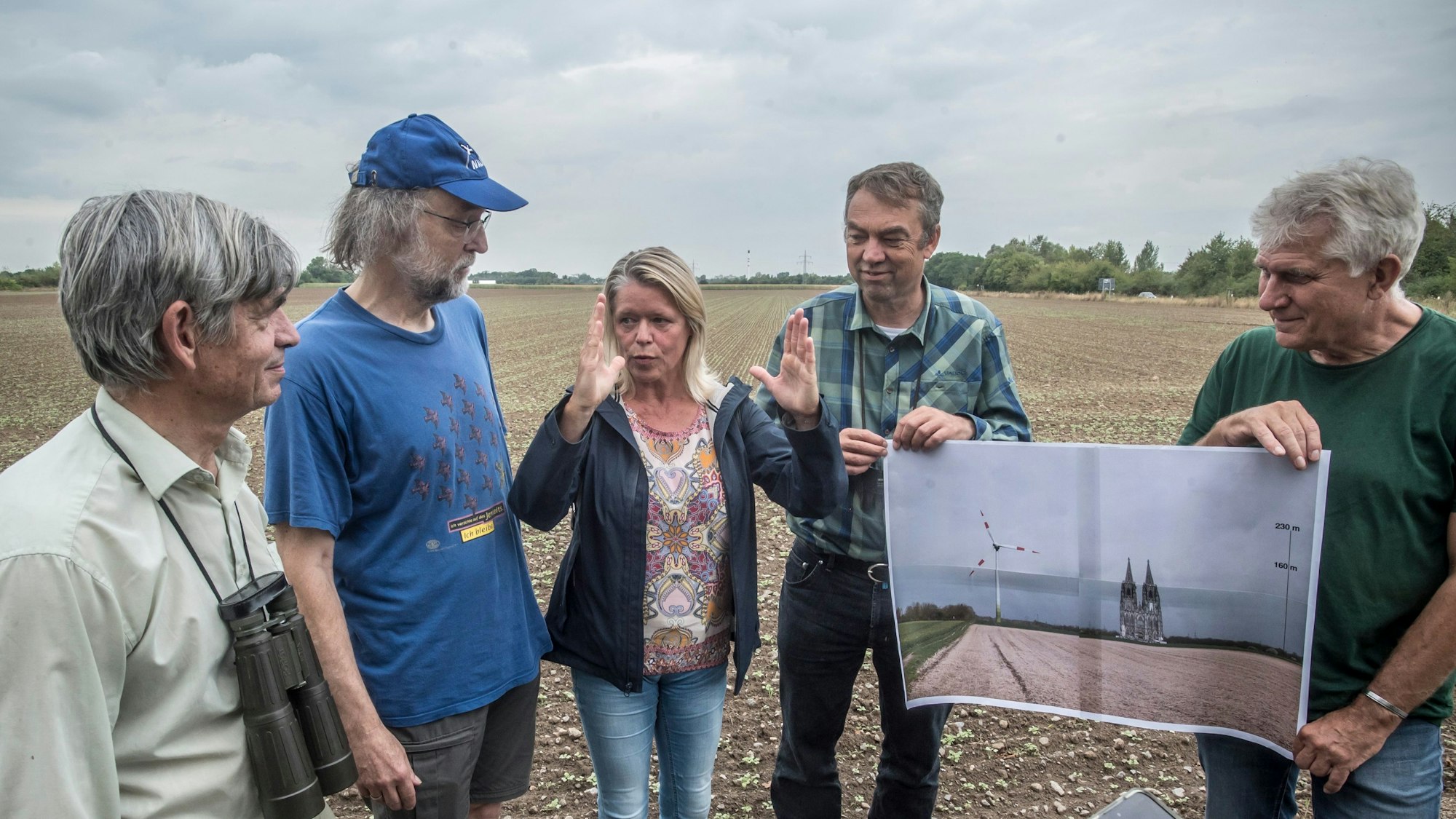 Das Windrad neben dem Buschbergsee soll höher werden als der Kölner Dom, erklären Jörg Baade (v.l.), Hans-Martin Kochanek, Stefanie Bias, Roger Briesewitz und Wolfgang Heep bei einer gemeinsamen Pressekonferenz des Nabu aus Monheim und Leverkusen.