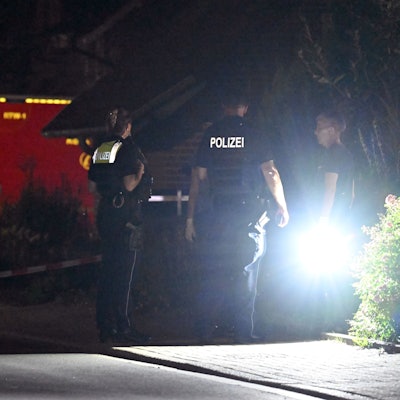Polizisten stehen auf einer gesperrten Straße (Symbolfoto).