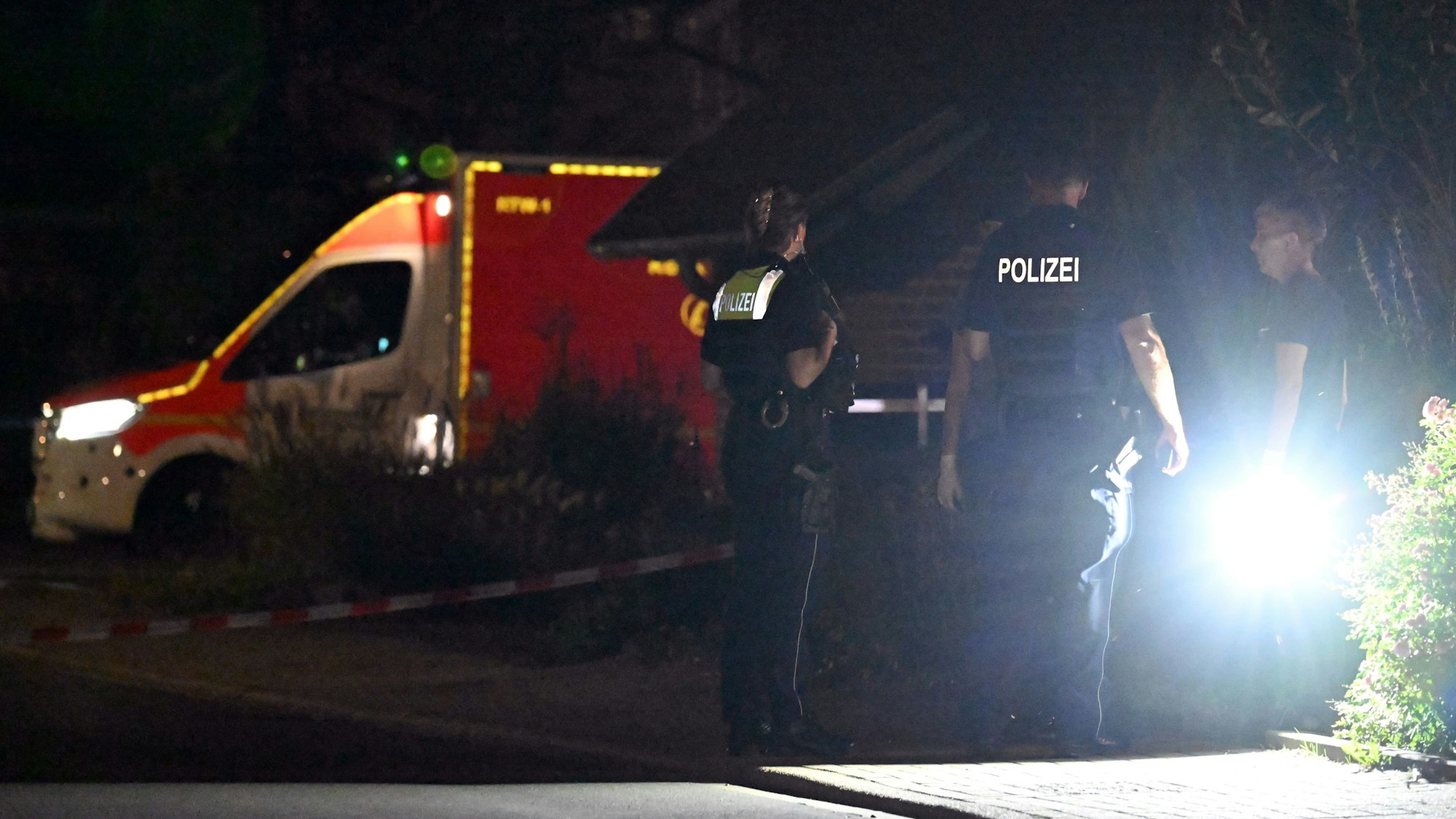 Polizisten stehen auf einer gesperrten Straße (Symbolfoto).