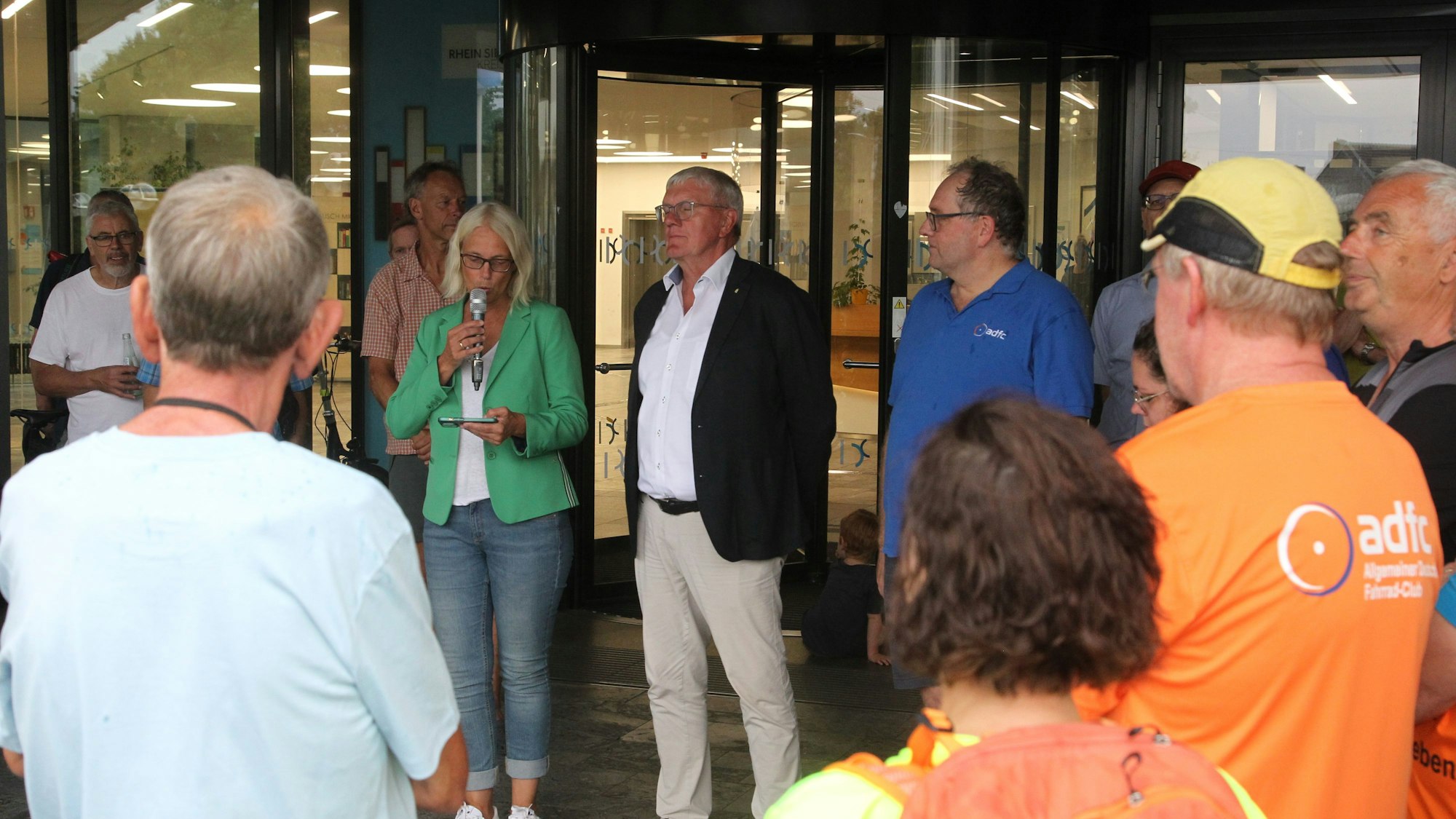 Neben dem Landrat (Mitte) begrüßten auch Lohmars Bürgermeisterin Claudia Wieja und ADFC-Vorsitzender Dr. Peter Lorscheid die Aktiven.