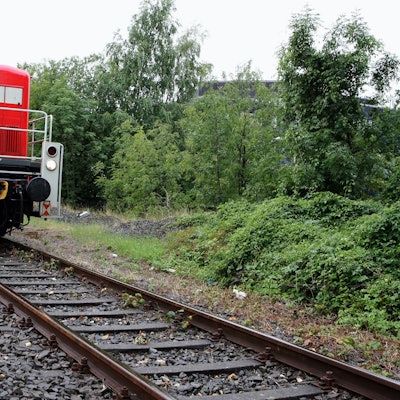 Das Foto zeigt einen Güterzug auf der Bahndammtrasse in Bergisch Gladbach.
