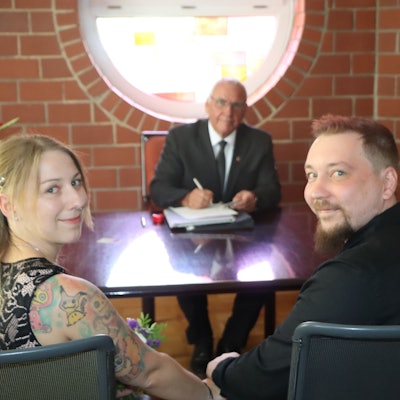 Annika Sorichter und Kevin Mamat-Blum mit dem ehrenamtlichen Standesbeamten Helmut Schmitz