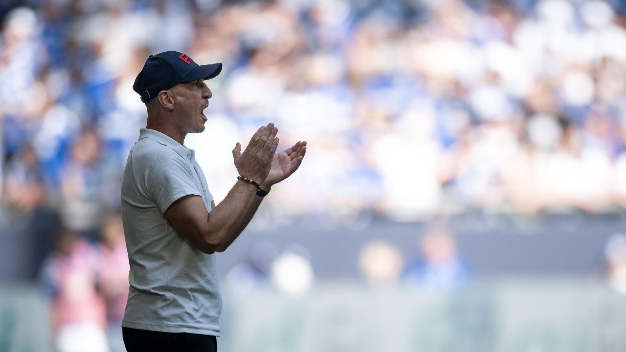 FC-Trainer Gerhard Struber am Sonntag beim Sieg in der Gelsenkirchener Veltins-Arena