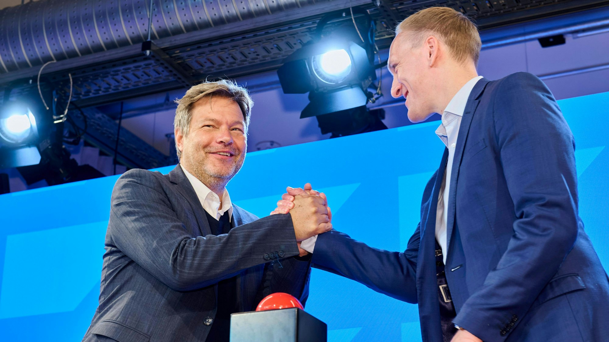 Jürgen Müller traf auf Terminen für SAP gelegentlich auch Politikerinnen und Politiker. Hier reicht er Bundeswirtschaftsminister Robert Habeck während der Einweihung des Hauptstadtstandorts von SAP in der Europa-City die Hand. (Archivbild)