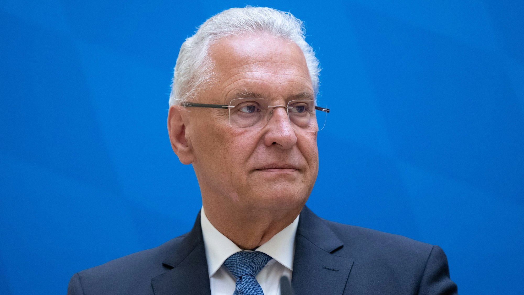 Joachim Herrmann (CSU), Innenminister von Bayern, nimmt im Innenministerium an einer Pressekonferenz teil.