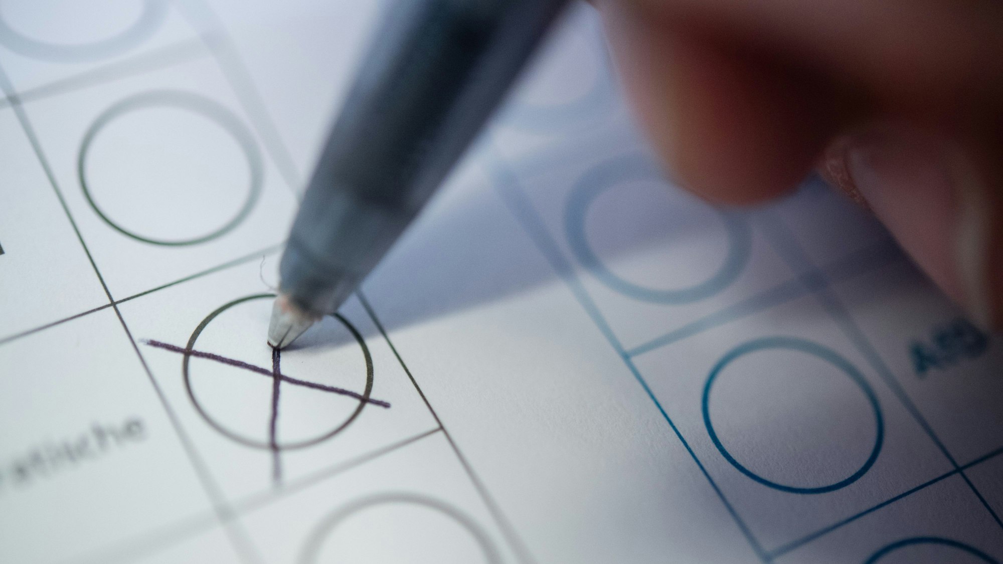 18.08.2017, Baden-Württemberg, Stuttgart: ILLUSTRATION - Eine Frau macht ein Kreuz auf einem Wahlzettel.
Es wird abgestimmt in den Bundesländern Sachsen und Thüringen. (zu dpa: «Wahlkampf in Thüringen und Sachsen geht in den Endspurt») Foto: Sebastian Gollnow/dpa +++ dpa-Bildfunk +++