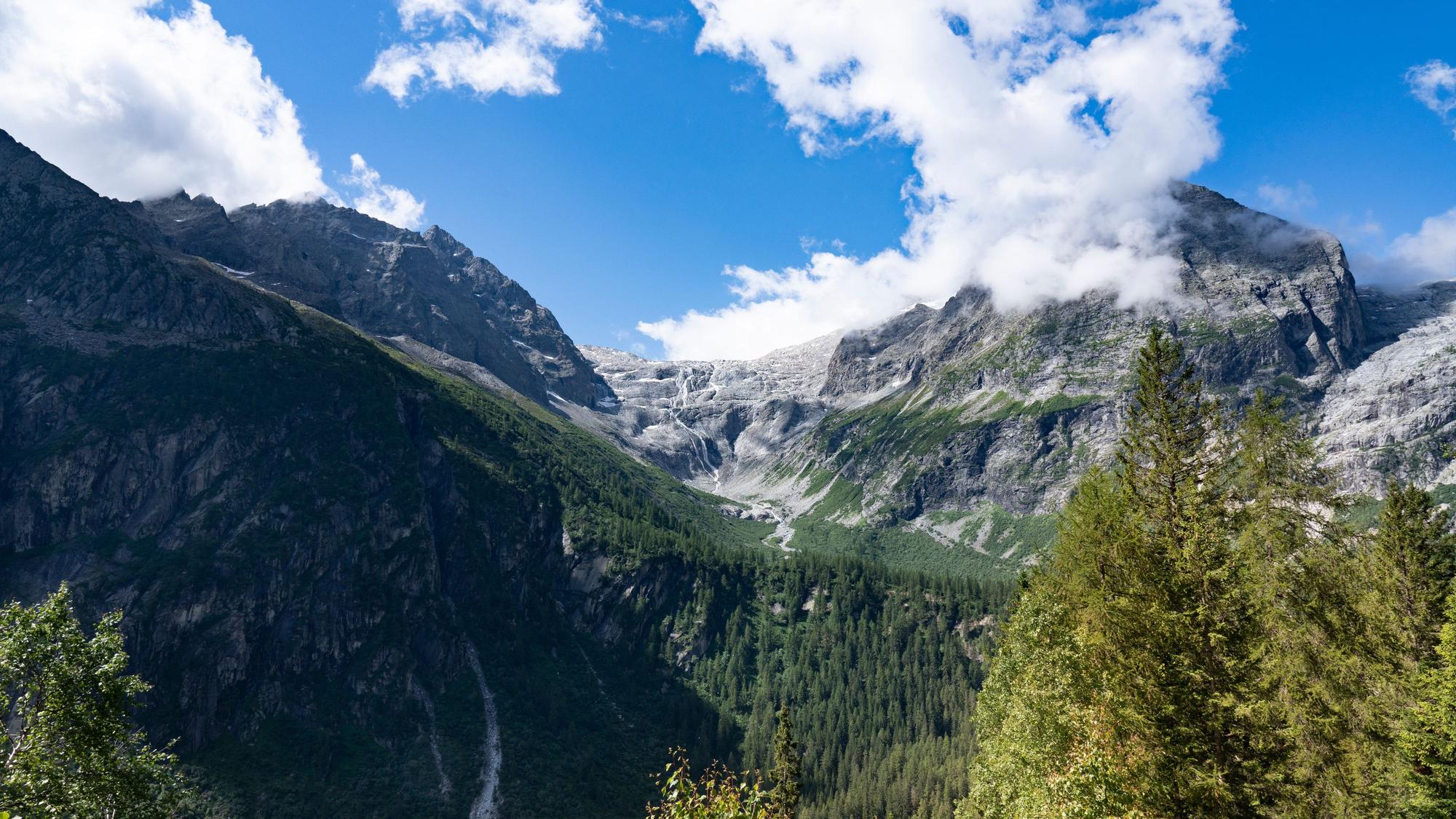 Der Gipfel des Adamello ist von Wolken umhüllt.