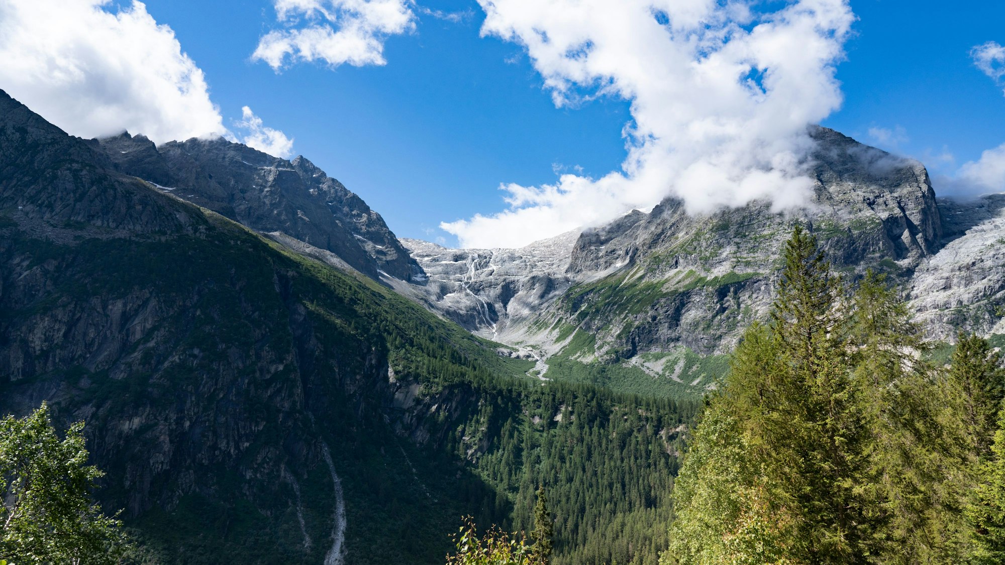 Der Gipfel des Adamello ist von Wolken umhüllt.