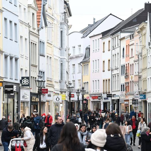 21.02.2024 Bonn. Die Sternstraße in Bonn. Der Großteil der Einzelhandelsgeschäfte in der Bonner Innenstadt ist auf wenige Einkaufsstaßen konzentriert.Foto: Alexander Schwaiger