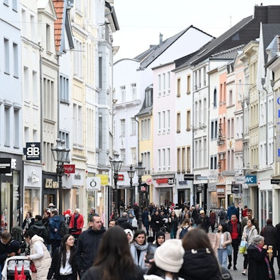 Die Sternstraße in Bonn. Viele Menschen laufen über die Straße und schauen in die Geschäfte zu beiden Seiten.