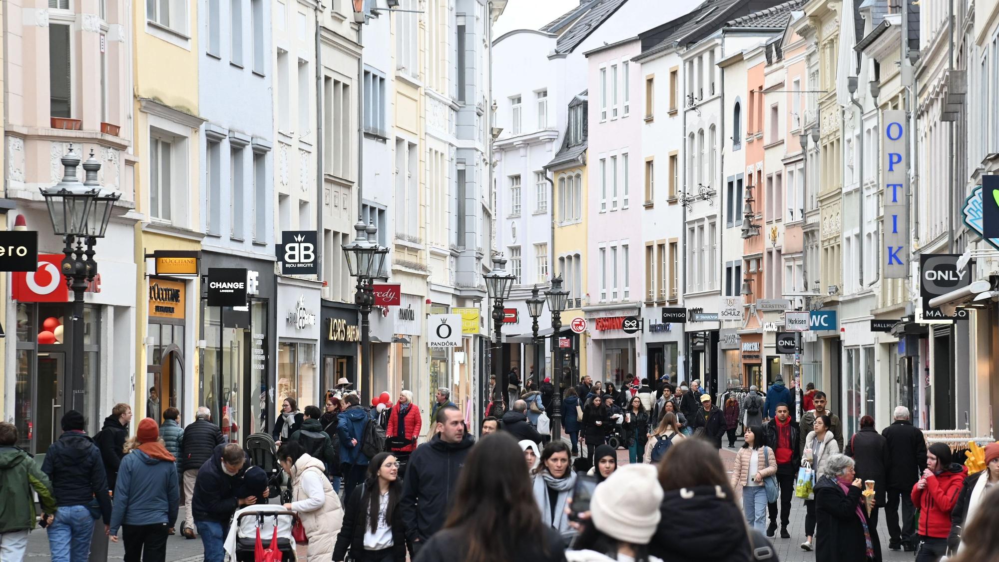 21.02.2024 Bonn. Die Sternstraße in Bonn. Der Großteil der Einzelhandelsgeschäfte in der Bonner Innenstadt ist auf wenige Einkaufsstaßen konzentriert.Foto: Alexander Schwaiger