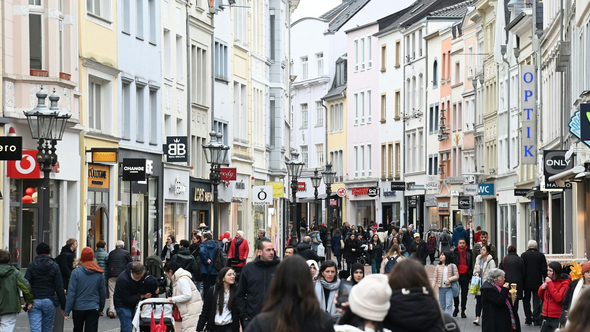 Die Sternstraße in Bonn. Viele Menschen laufen über die Straße und schauen in die Geschäfte zu beiden Seiten.