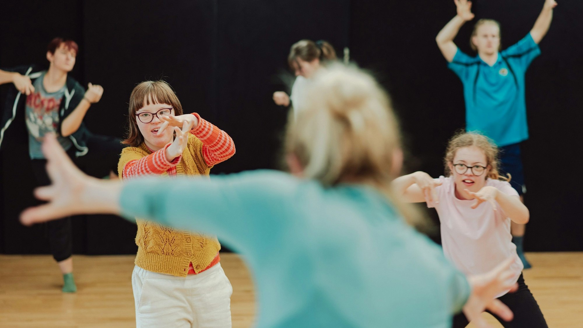 Zu sehen sind Menschen mit Behinderung bei einem Kurs der Kölner Schauspielschule „Der Keller“.