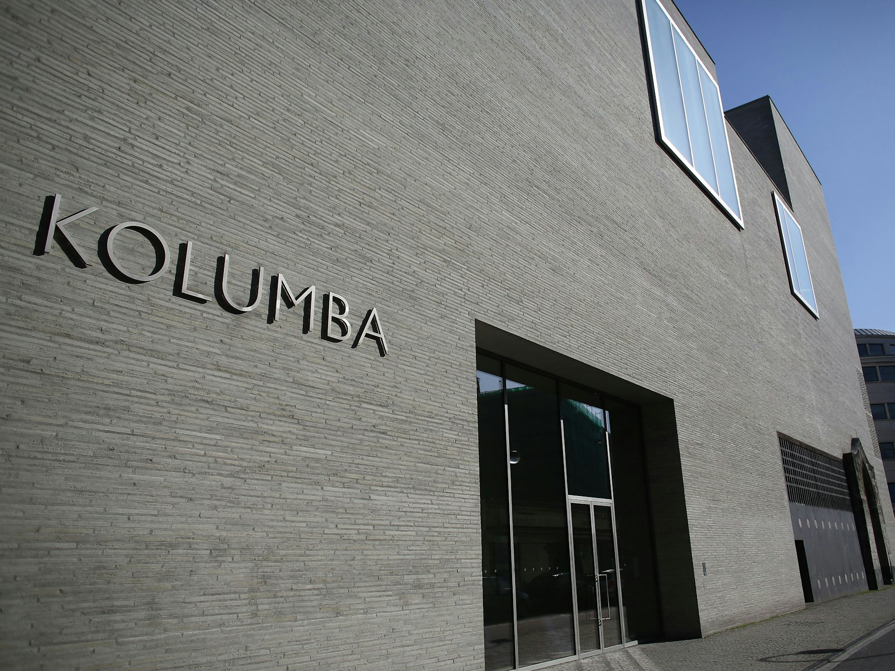 Blick auf den Eingang des Kolumba-Museums in Köln