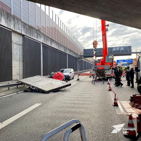 November 2020: Eine aus der Lärmschutzwand herabfallende Betonplatte traf den VW Polo und tötete die Insassin.