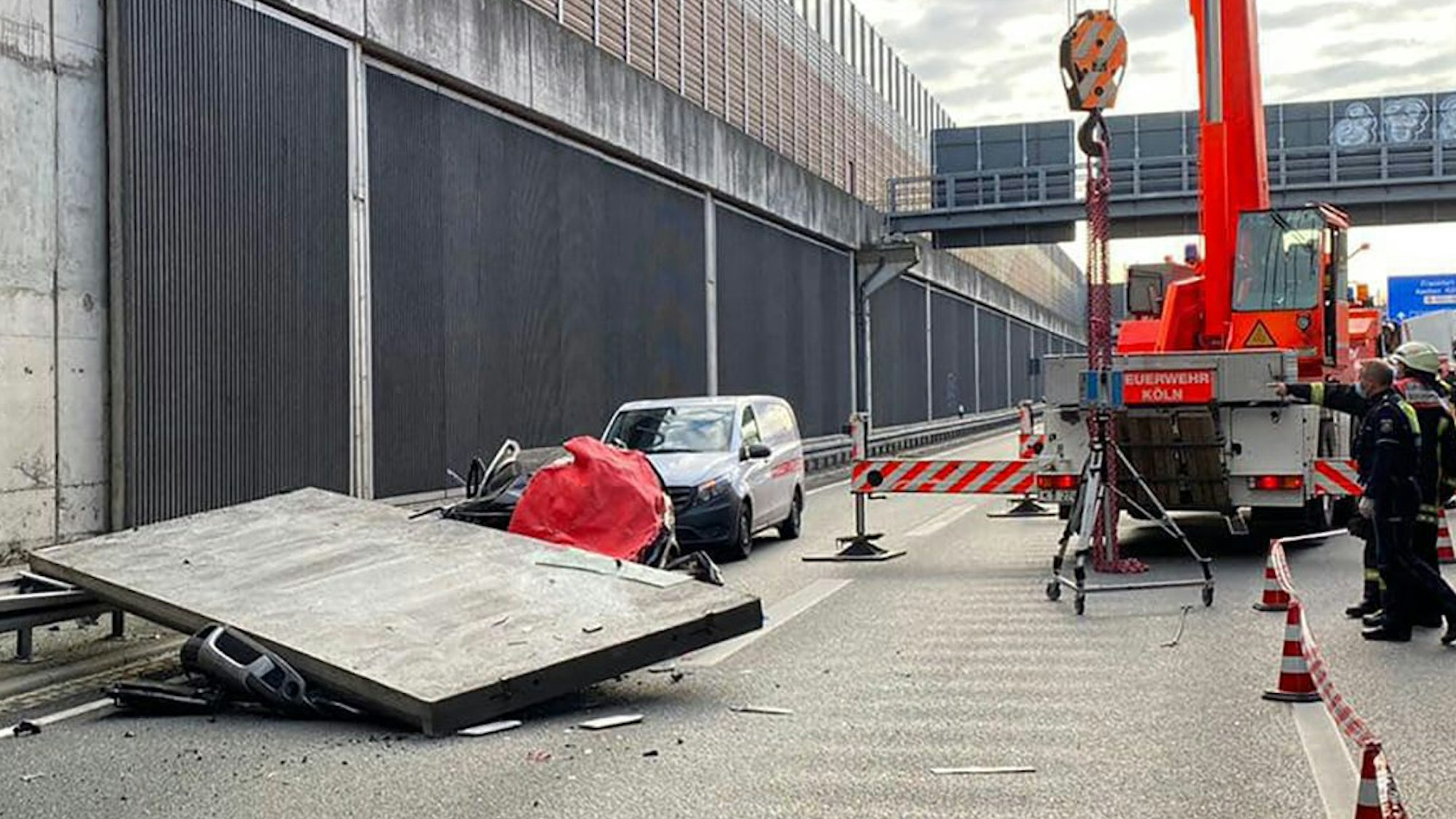November 2020: Eine aus der Lärmschutzwand herabfallende Betonplatte traf den VW Polo und tötete die Insassin.