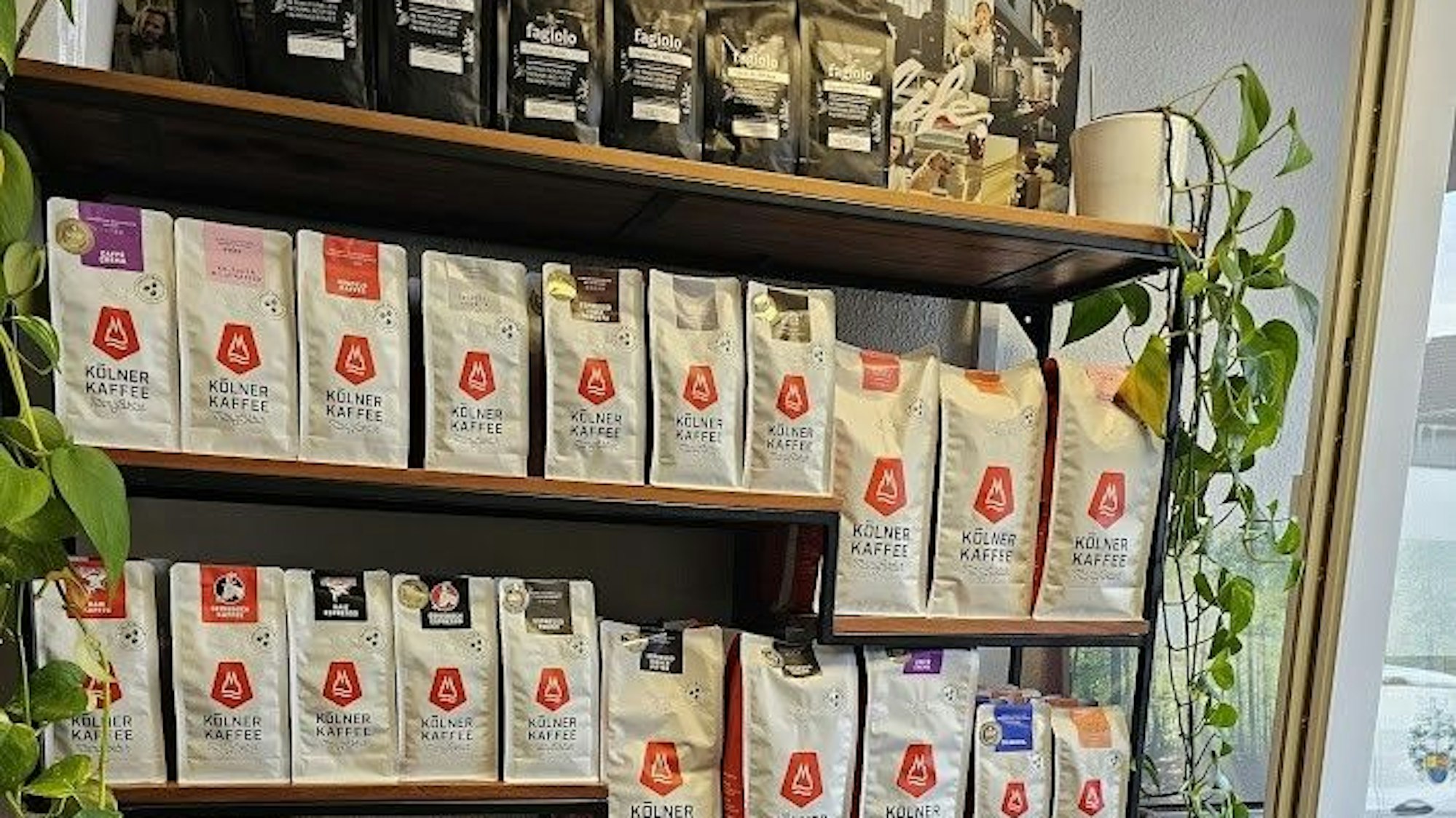 Verschiedene Kaffeesorten im Paket auf einem Regal.