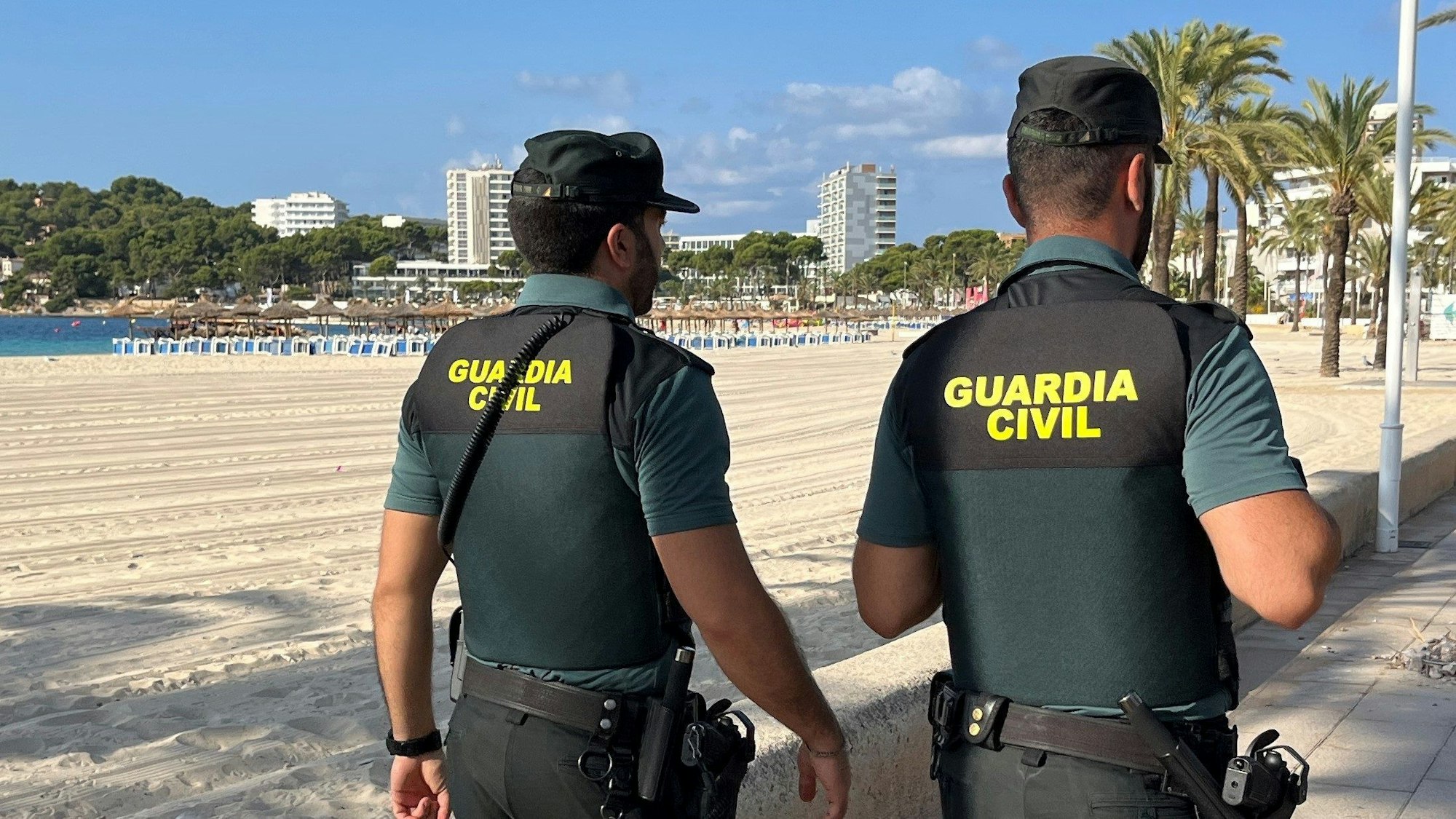 ARCHIV - 12.08.2024, Spanien, Mallorca: Mitglieder der spanischen Guardia Civil sind nahe eines Strandes im Einsatz.