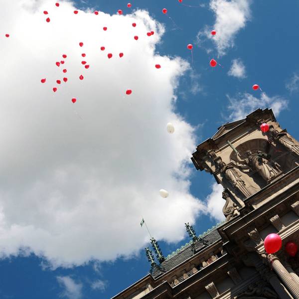 Hochzeitsluftballons über dem historischen Rathaus.