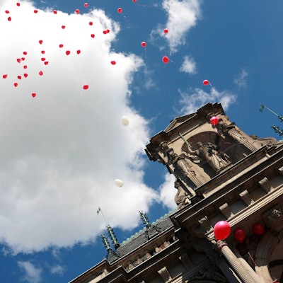 Hochzeitsluftballons über dem historischen Rathaus.