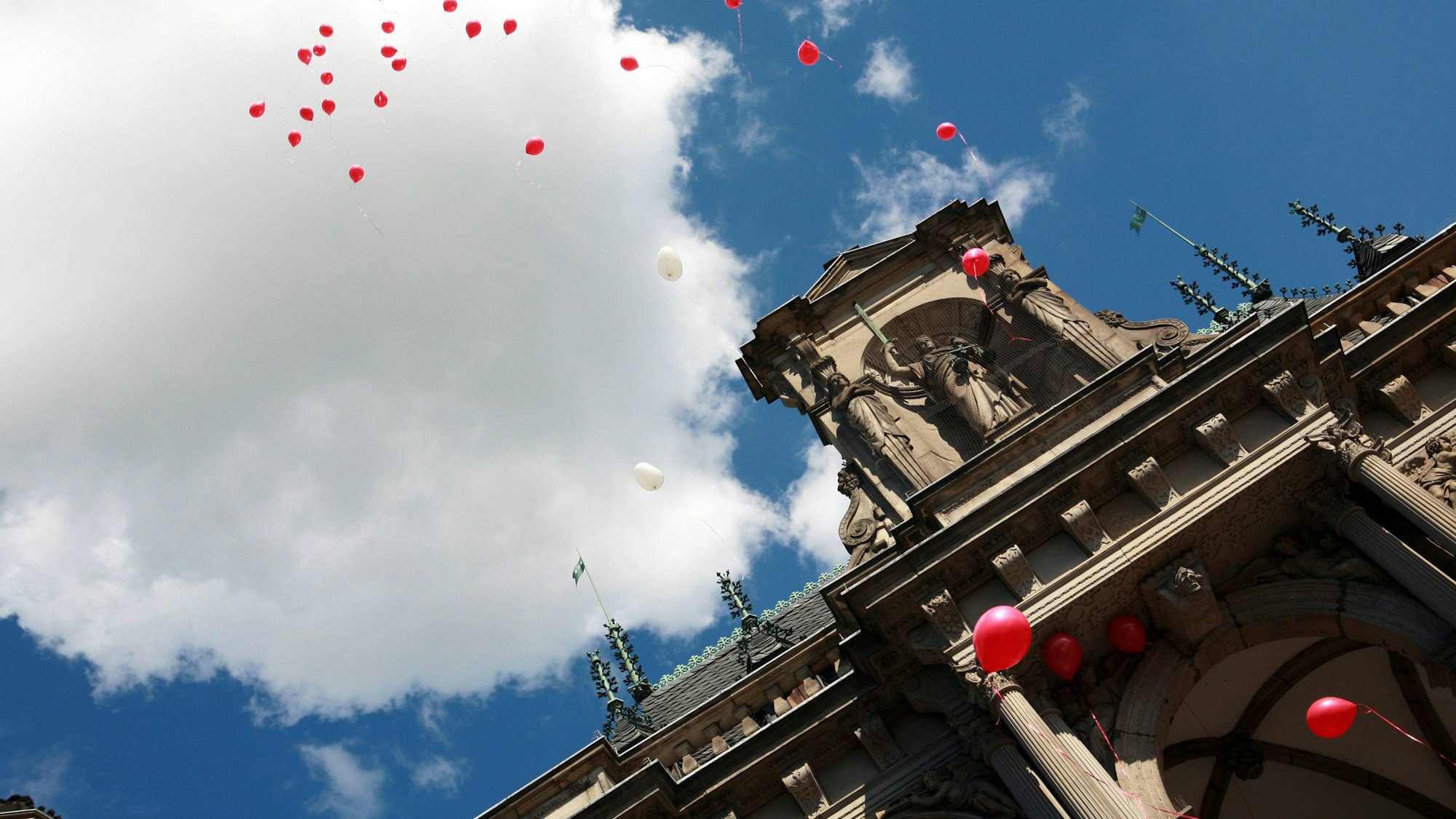 Hochzeitsluftballons über dem historischen Rathaus.