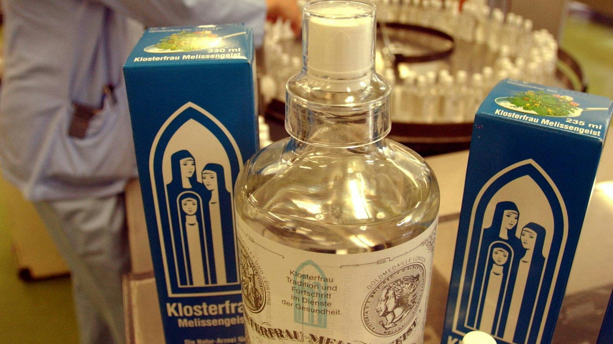 Bildnummer: 50668143 Datum: 20.08.2004 Copyright: imago/Uwe Steinert
Mitarbeiterin der Produktionsstätte von Klosterfrau Melissengeist in Berlin, Personen , Objekte; 2004, Berlin, Produktion, Herstellung, Arzneimittel, Medizin, Arzneimittelproduktion, Arzneimittelherstellung, , , Flasche, Flaschen, Mitarbeiter, Schriftzug; , hoch, Kbdig, Totale, , Wirtschaft, Logo, Logos, Deutschland, Arbeitswelten, Gesellschaft, , Gesundheit / Naturheilmittel, Frau; Aufnahmedatum geschätzt
imago stock&people, berliner str.16, 13127 berlin, fon +49 30 47480748, fax +49 30 47480758, www.imago-stock.com, info@imago-stock.com, Bankverbindung Kto.- Nr. 20 58 477 Deutsche Bank 24 - BLZ 100 700 24