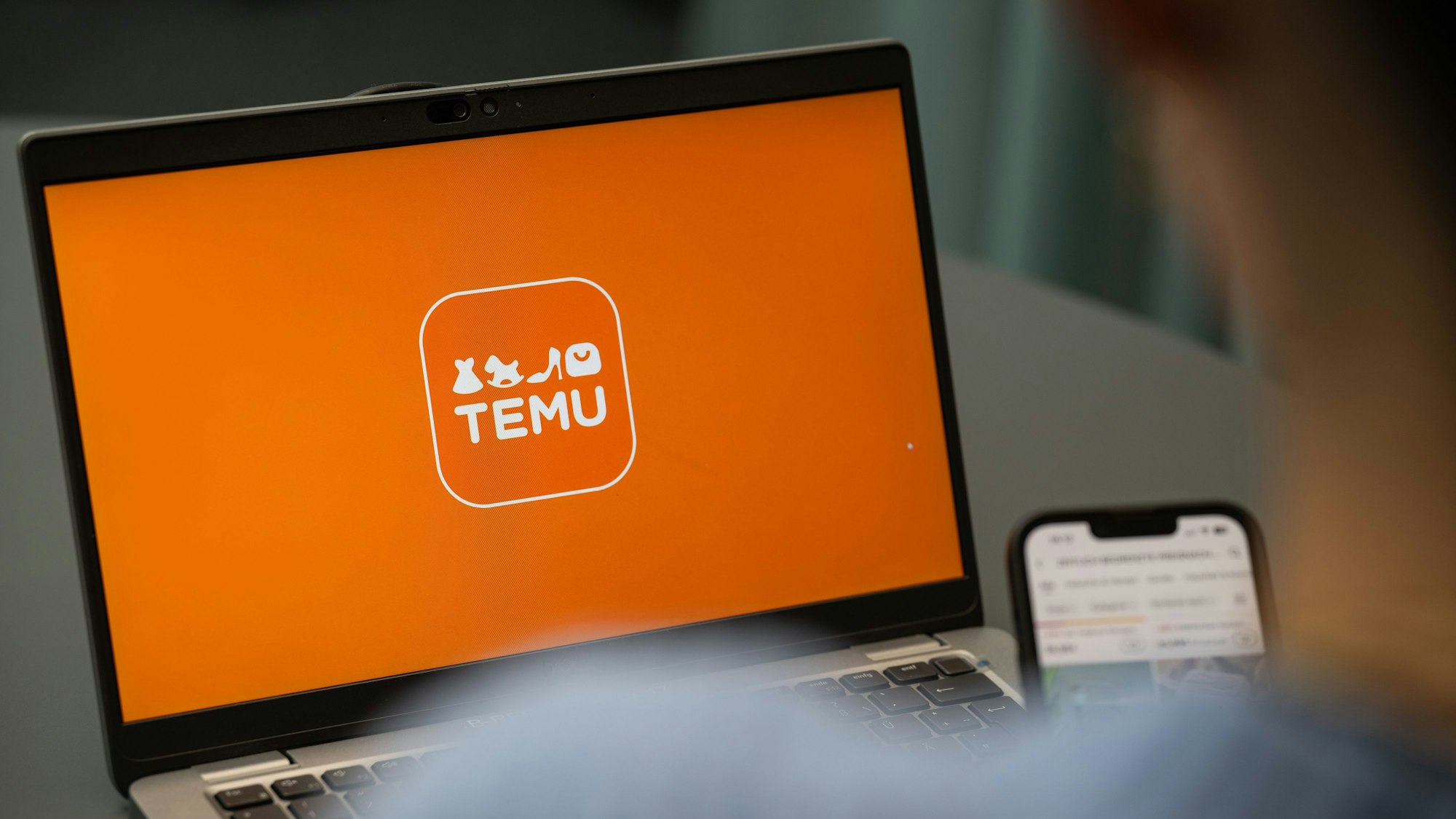 Blick auf einen Laptop mit dem Logo der App Temu. (gestellte Szene)