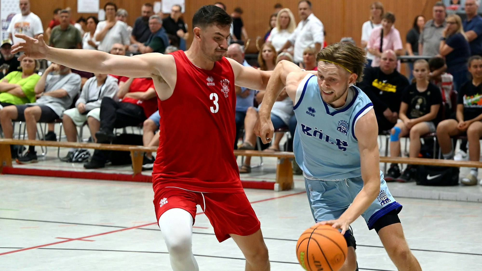 30.08.2024, Basketball-Bayer Giants - Deutzer TV
links: Luca Kahl (Bayer)
rechts: Franz Vosch (Deutz)
Foto: Uli Herhaus