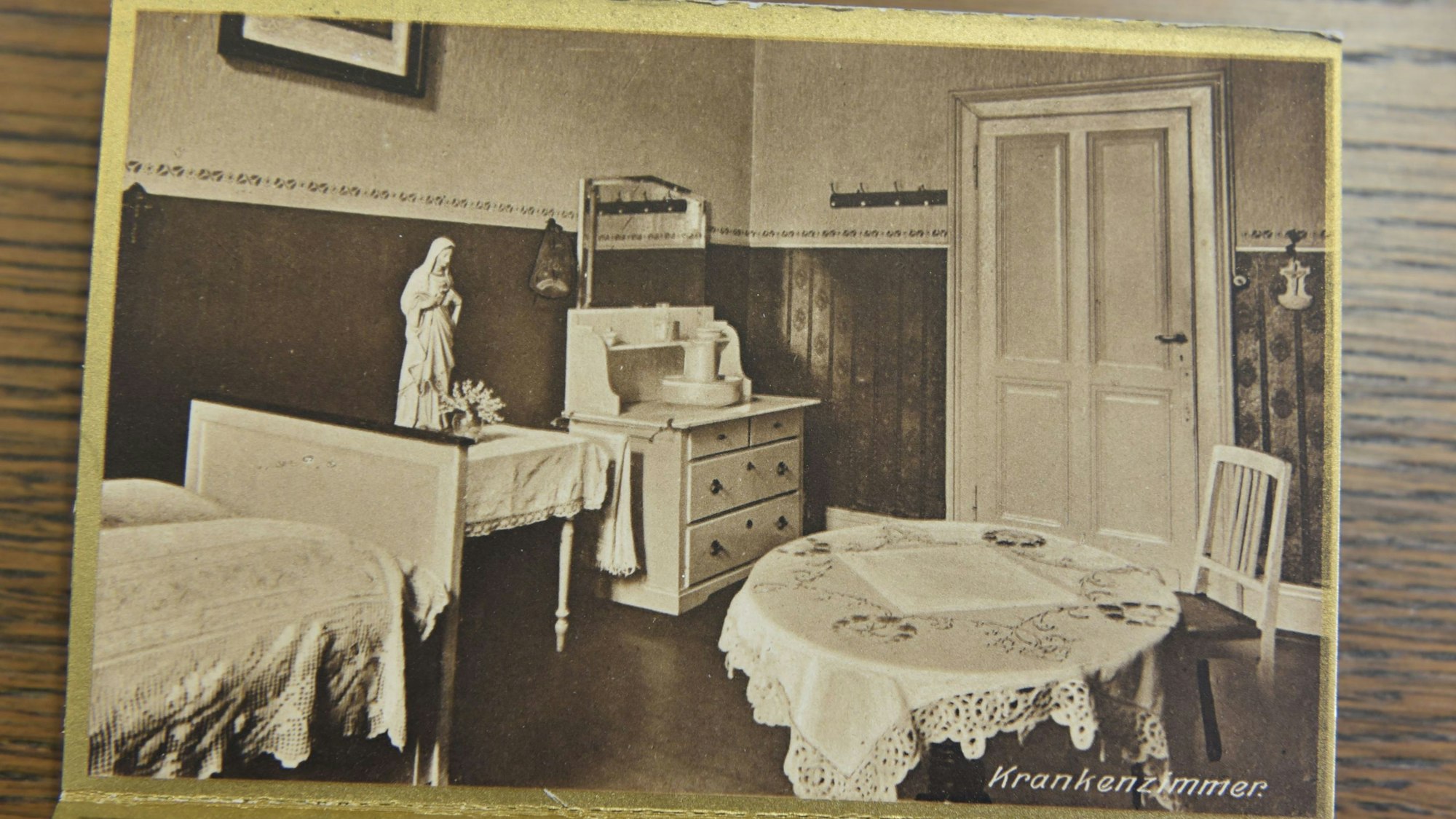 Zu sehen ist die Fotografie eines Krankenzimmers, die um das Jahr 1900 entstanden ist.