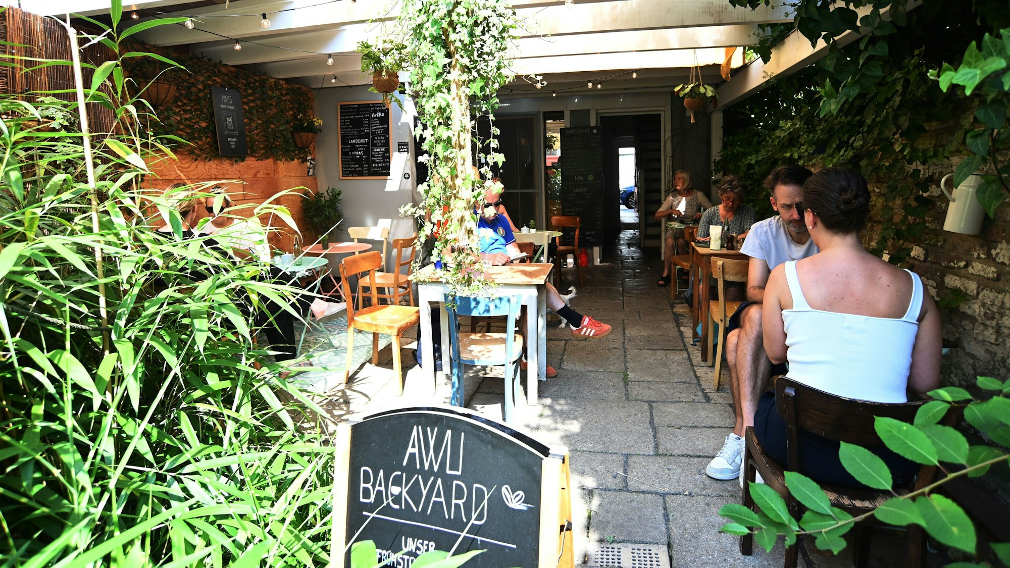02.09.2024 Köln. Das Café Awli Backyard auf der Sülzburg Straße. Foto: Alexander Schwaiger