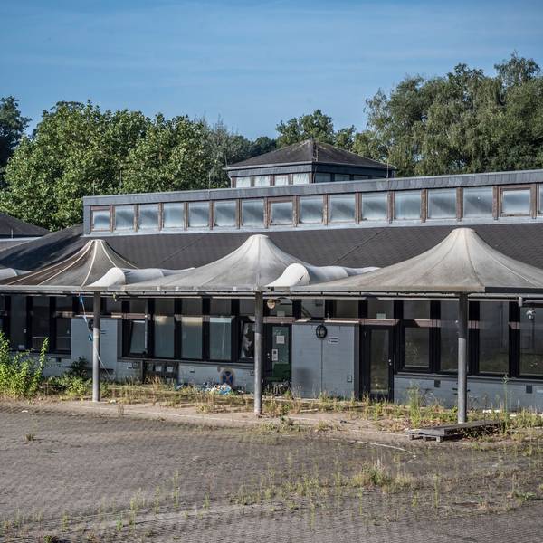 So sieht sie 2024 aus: Die Paul-Klee-Schule wurde nach dem Hochwasser 2021 in Leichlingen aufgegeben. Seltsam, dass der Kamin der stillgelegten Schule trotzdem noch raucht – es gibt aber eine Erklärung.