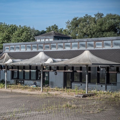 So sieht sie 2024 aus: Die Paul-Klee-Schule wurde nach dem Hochwasser 2021 in Leichlingen aufgegeben. Seltsam, dass der Kamin der stillgelegten Schule trotzdem noch raucht – es gibt aber eine Erklärung.