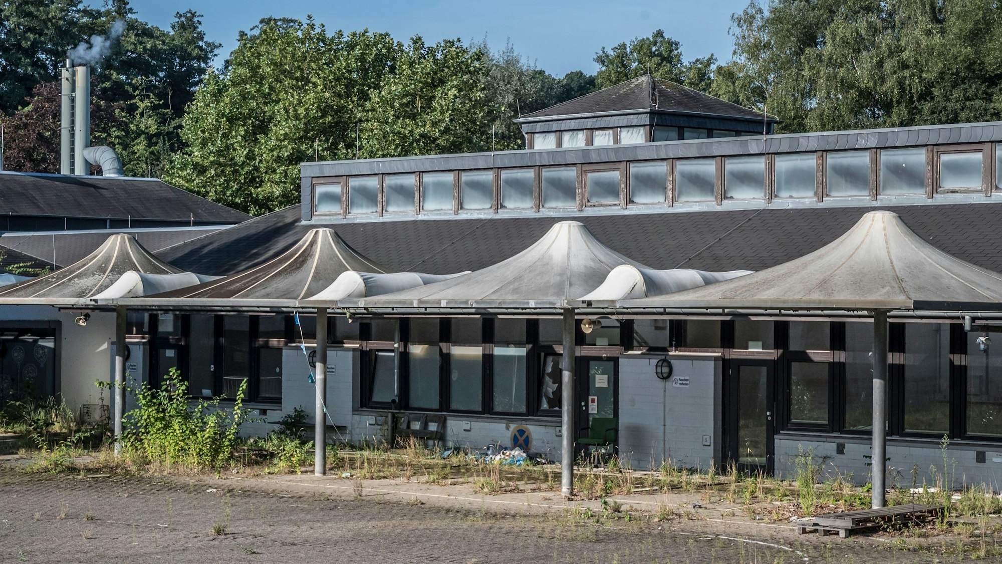 So sieht sie 2024 aus: Die Paul-Klee-Schule wurde nach dem Hochwasser 2021 in Leichlingen aufgegeben. Seltsam, dass der Kamin der stillgelegten Schule trotzdem noch raucht – es gibt aber eine Erklärung.