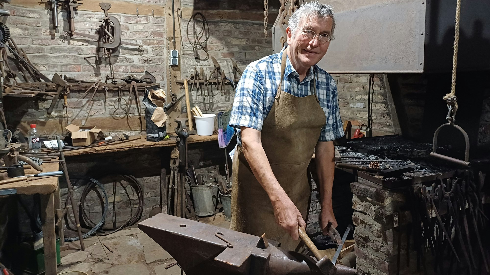 Der Vorsitzende des Fördervereins, Ulrich Conrads, präsentiert die Schmiede.