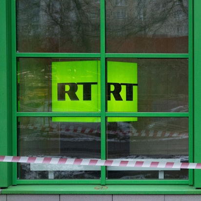ARCHIV - 27.10.2017, Russland, Moskau: Das Logo des staatlichen russischen TV-Senders ´Russia Today» (RT) ist im Fenster des Firmenbüros zu sehen.