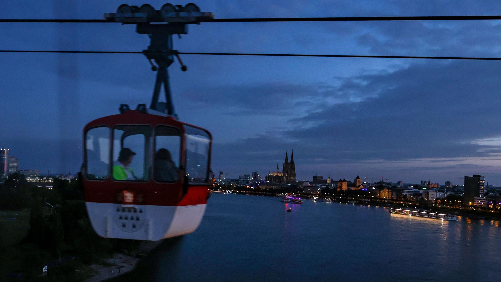 Die Kölner Seilbahn fährt zu besonderen Terminen auch in der Nacht.
