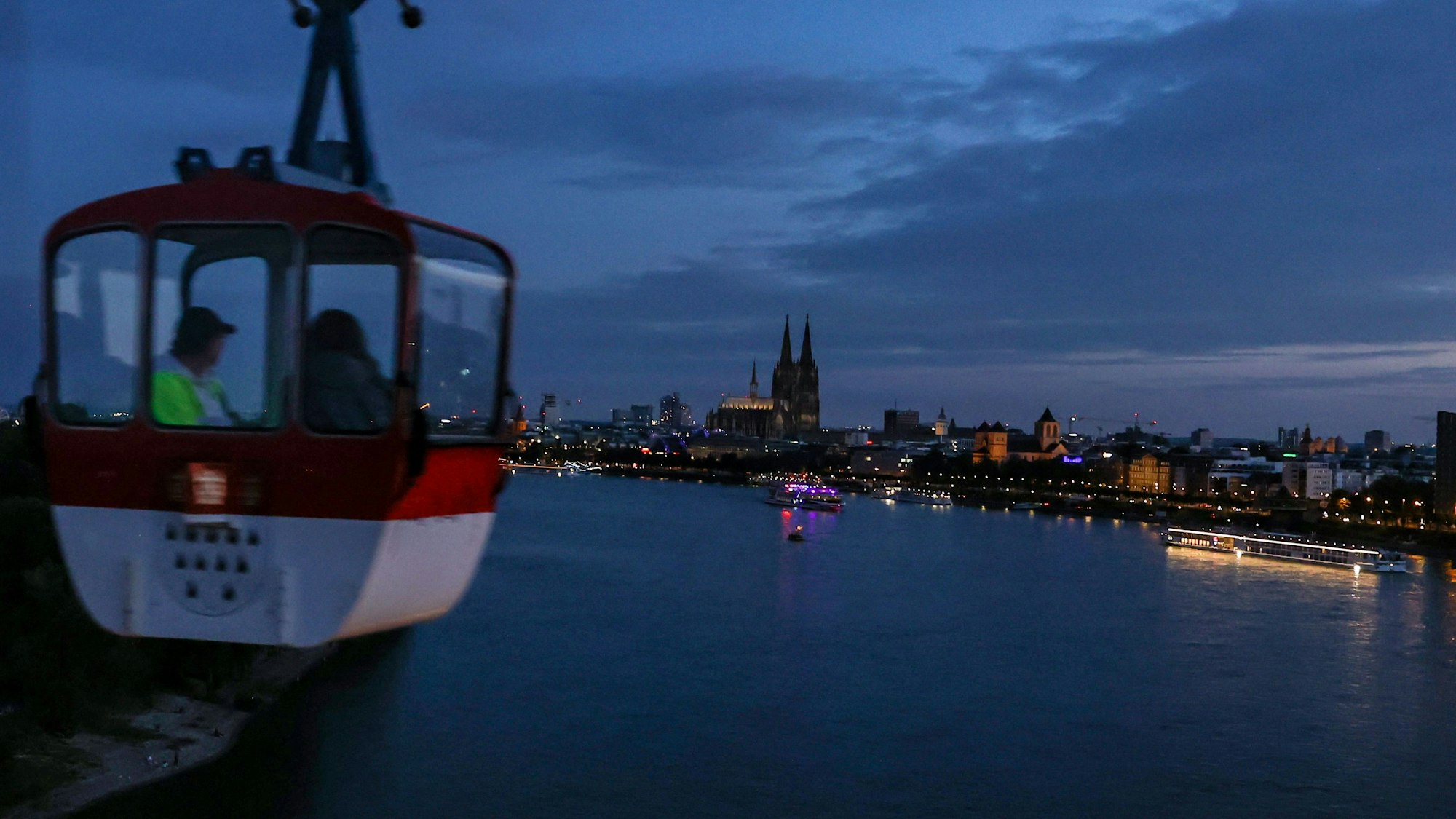 Die Kölner Seilbahn in der Nacht.